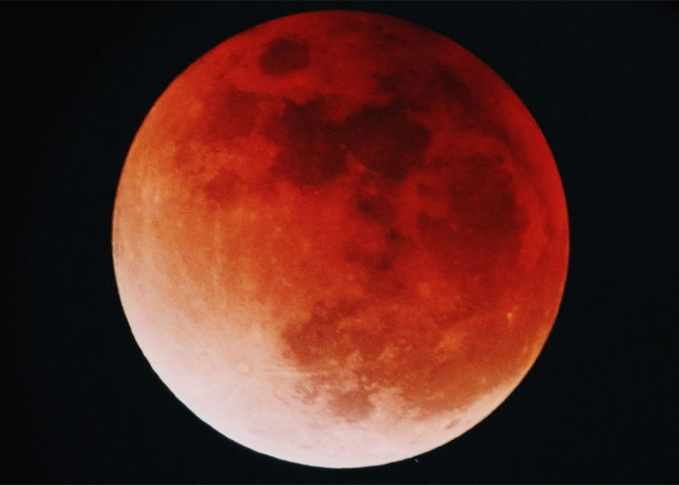 (VIDEO) Un meteorito se estrella contra la Luna durante eclipse