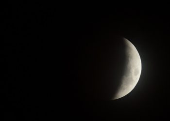 Recomiendan uso de binoculares para observar eclipse total lunar