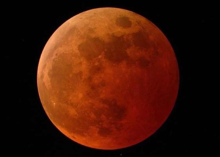 Las mejores imágenes del eclipse lunar de este 20 de enero