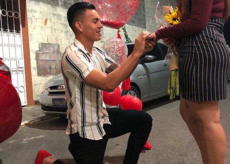 Exmediocampista del Aguila pide a su novia ser su esposa