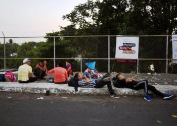 Salvadoreños y hondureños migrantes abarrotan frontera guatemalteca en ruta a EE.UU.