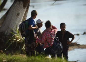 Salvadoreños y hondureños migrantes abarrotan frontera guatemalteca en ruta a EE.UU.