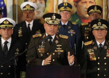 La cúpula militar venezolana cierra filas con Maduro y denuncia un intento de “golpe de Estado”