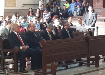 Presidente Sánchez Cerén, gabinete y alcalde Muyshondt participan en misa por la paz política