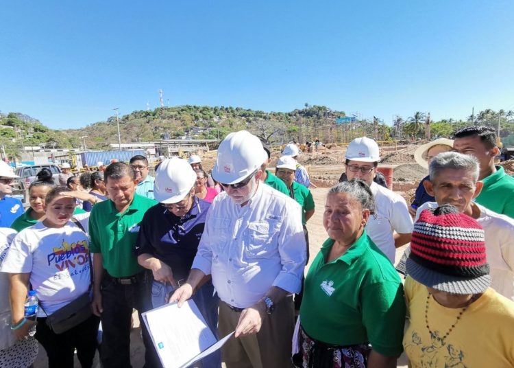 Ministro de Turismo verifica construcción de plaza marinera