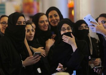 Mujeres de Arabia Saudita serán informadas sobre su divorcio a través de SMS