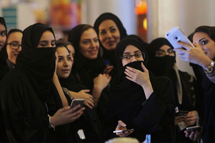 Mujeres de Arabia Saudita serán informadas sobre su divorcio a través de SMS