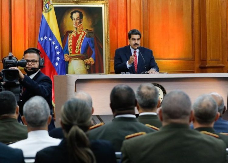 Maduro dice que está dispuesto a reunirse con Juan Guaidó y este le responde