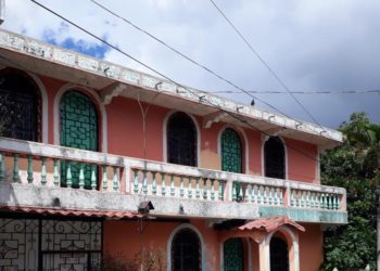 Hombre muere electrocutado por poner bandera de un partido político en su casa