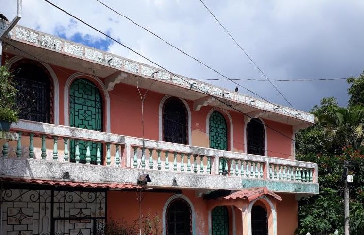 Hombre muere electrocutado por poner bandera de un partido político en su casa