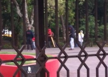 Sindicalistas de la UES se toman las instalaciones demandando aumento salarial