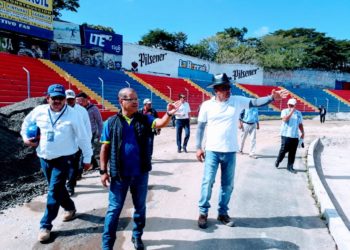 Ortiz verifica trabajos de remodelación en el estadio Oscar Quiteño