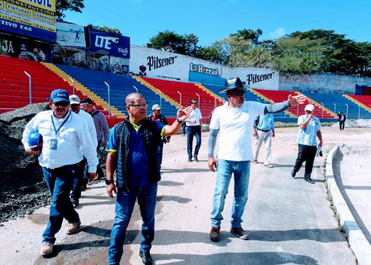 Ortiz verifica trabajos de remodelación en el estadio Oscar Quiteño