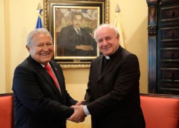 Sánchez Cerén recibe en Casa Presidencial al enviado del papa Francisco