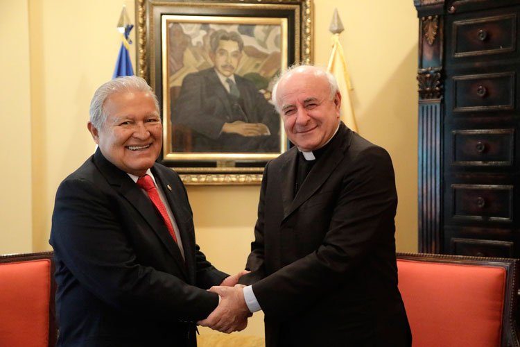 Sánchez Cerén recibe en Casa Presidencial al enviado del papa Francisco