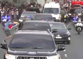 [VÍDEO] Joven irrumpe caravana del papa Francisco con la bandera de Venezuela y se encienden las alarmas