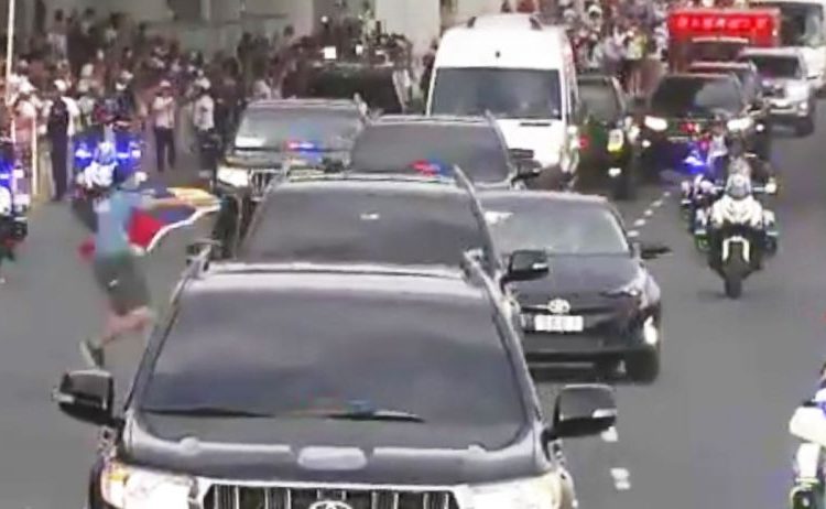 [VÍDEO] Joven irrumpe caravana del papa Francisco con la bandera de Venezuela y se encienden las alarmas