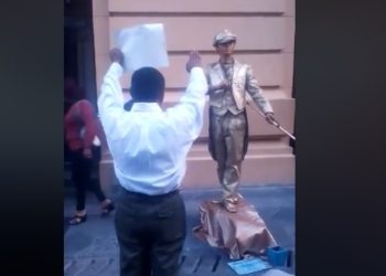 [VÍDEO] Predicador a «estatua viviente» en centro de San Salvador: «Basura, te irás al infierno»