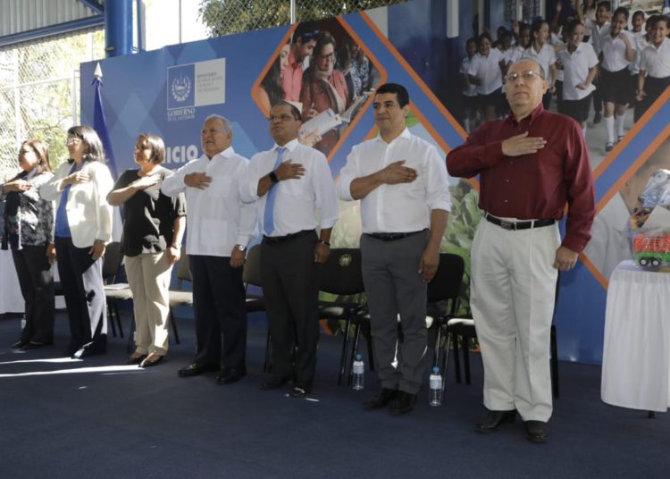Sánchez Cerén inaugura año escolar en complejo educativo Walter Soundy de Santa Tecla