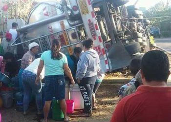 Roban gasolina a pipa accidentada en El Congo, Santa Ana