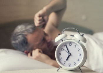 Gobernador de Bolivia obsequia despertadores a los funcionarios impuntuales