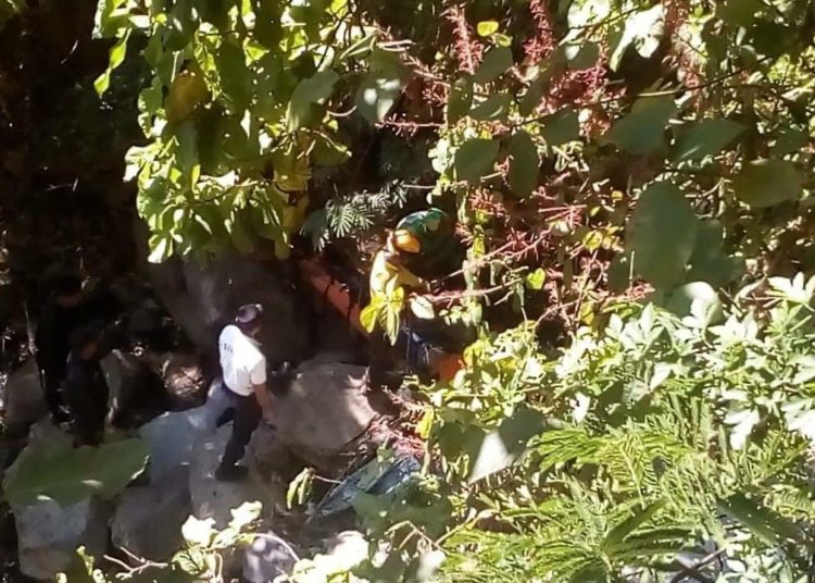 (VÍDEO) Rescatan a un agente de la PNC que cayó en un barranco cerca de Jardines del Recuerdo