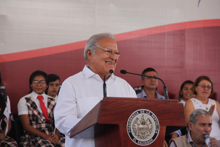 Presidente Sánchez Cerén envió saludo desde Panamá a militancia del FMLN