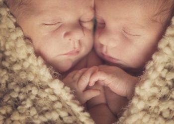 Mujer británica da a luz a gemelos con 12 días de diferencia