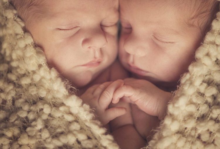 Mujer británica da a luz a gemelos con 12 días de diferencia