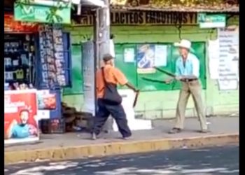(VÍDEO) Dos hombres tratan de arreglar sus diferencias a machetazos