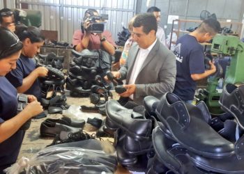 Gobierno entregará 1.3 millones de pares de zapatos escolares a niños de sector público