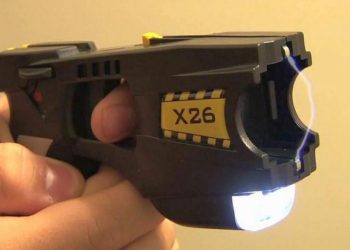 (VIDEO) Una joven paraliza a un ladrón con una táser en México