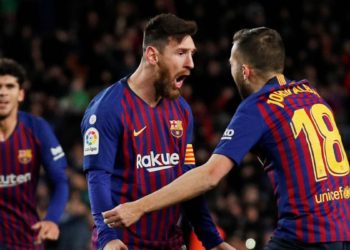 Doblete de Messi salva al Barcelona de caer ante el Valencia