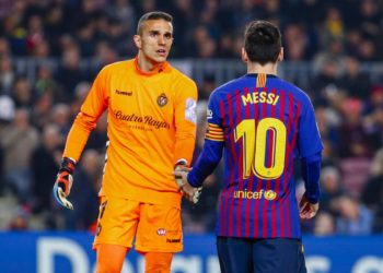 Barcelona gana sin brillo, con polémico penal