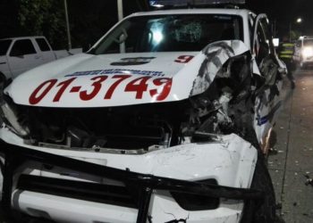 (VIDEO) Conductor ebrio choca contra patrulla de la PNC que trasladaba a embarazada