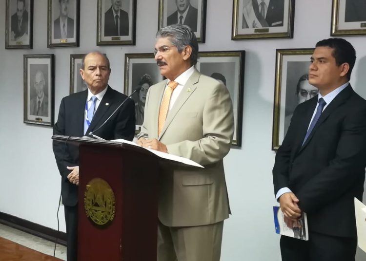 Magistrado acusado de agredir sexualmente a una menor se encuentra en su vivienda