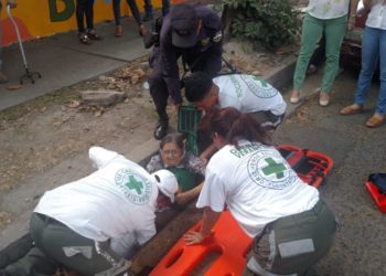 Anciana cae adentro de una alcantarilla en Mejicanos