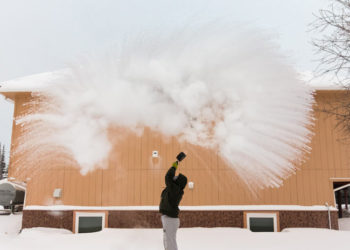 (VIDEO) Épico fracaso del reto viral de ‘congelación de agua hirviendo’ en pantalón corto