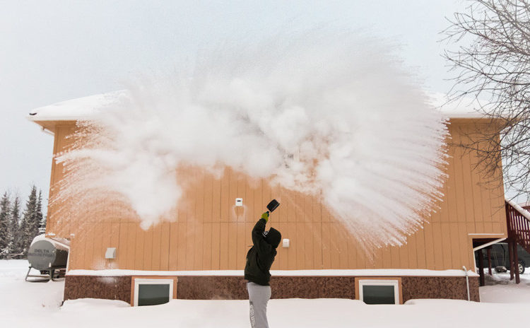 (VIDEO) Épico fracaso del reto viral de ‘congelación de agua hirviendo’ en pantalón corto