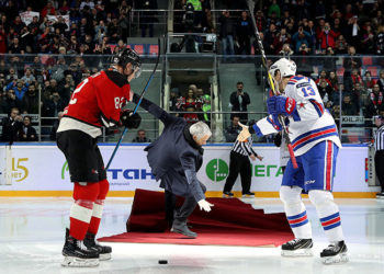(VIDEO) Tremenda caída la de José Mourinho al inicio de un partido de hockey