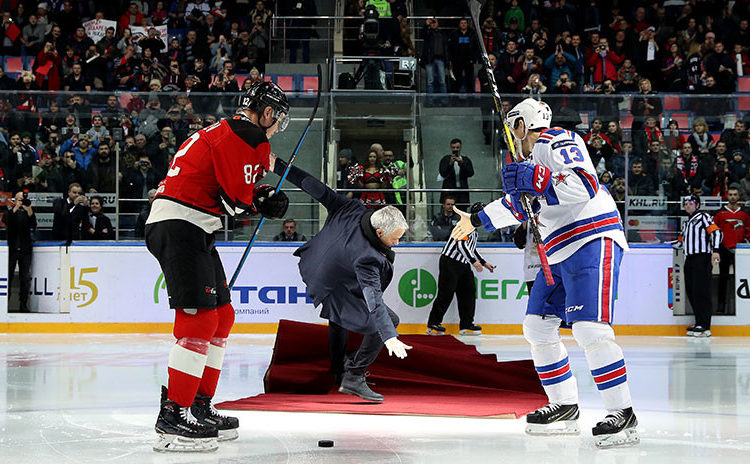 (VIDEO) Tremenda caída la de José Mourinho al inicio de un partido de hockey