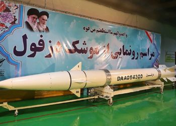 Irán presenta un complejo subterráneo secreto y un nuevo misil balístico