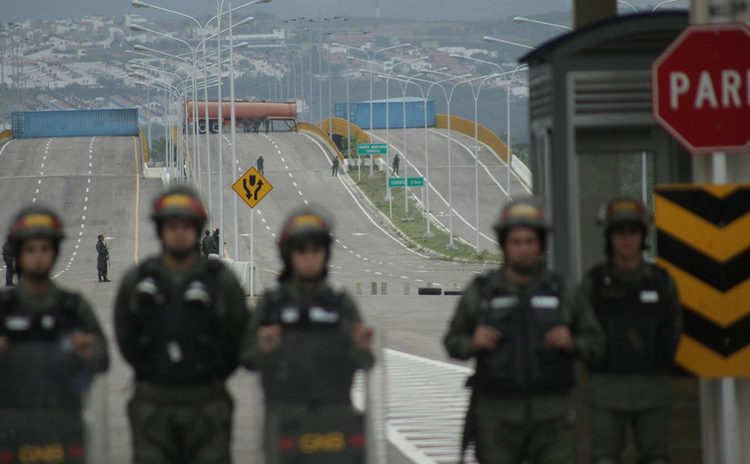 EE.UU. acusa a Venezuela de bloquear la entrega de la «ayuda» en un puente que nunca ha estado abierto