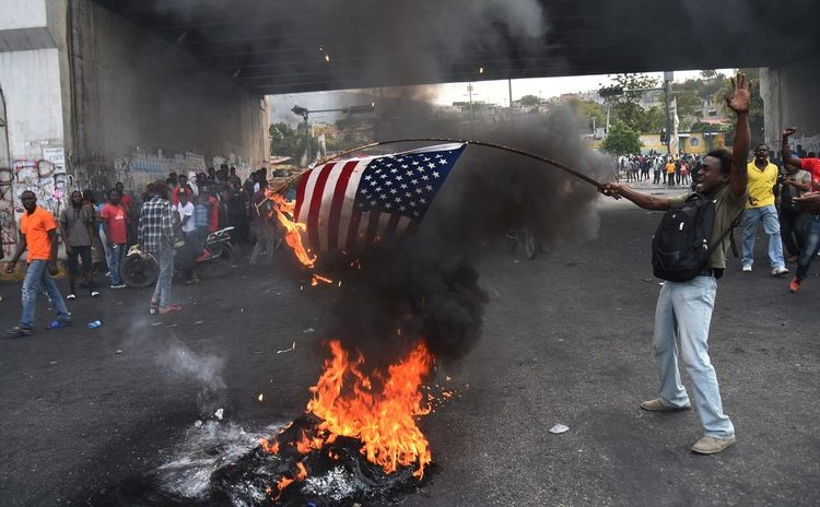 Manifestantes haitianos queman bandera de EE.UU. y piden ayuda a Rusia y China