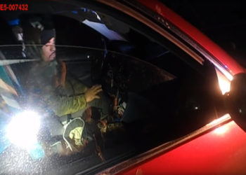 (VIDEO) Mujer policía esquiva un disparo y mata a tiros a sujeto que la atacó