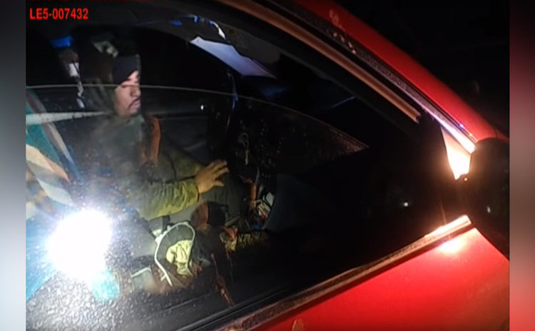 (VIDEO) Mujer policía esquiva un disparo y mata a tiros a sujeto que la atacó