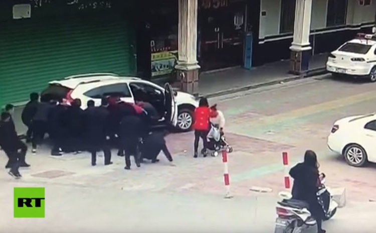 (VIDEO) Personas levantan un auto para salvar a una niña de dos años que fue atropellada
