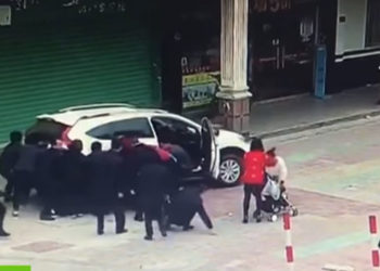(VIDEO) Personas levantan un auto para salvar a una niña de dos años que fue atropellada
