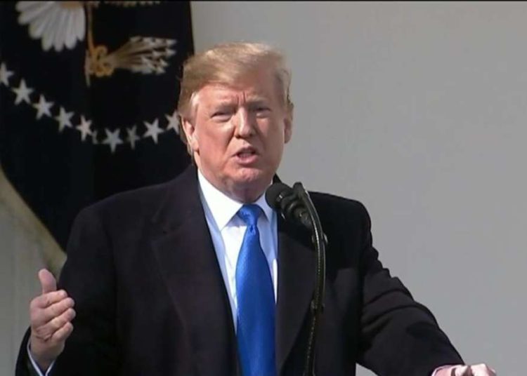 (VIDEO) Trump declara emergencia pero luego se contradice