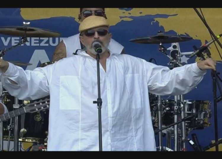 Miguel Bosé a Michelle Bachelet: «mueve tus nalgas y haz de una vez con la autoridad que tienes»